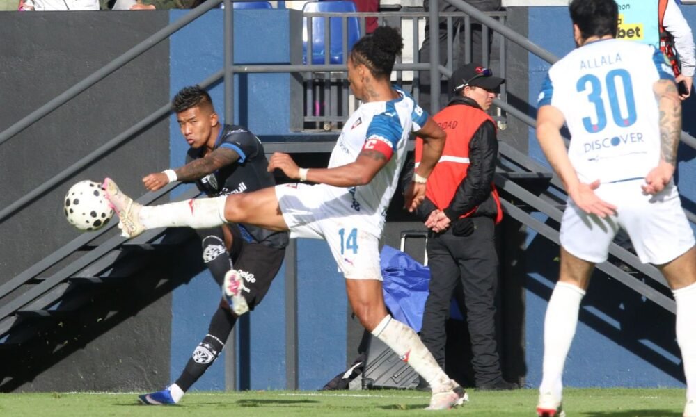 José 'choclo' Quintero bloqueda un remate de Arón Rodríguez, de IDV. Foto: API