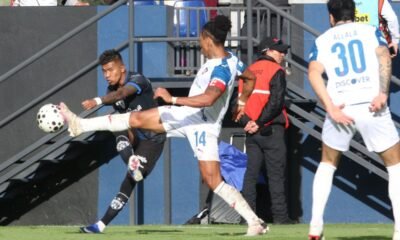 José 'choclo' Quintero bloqueda un remate de Arón Rodríguez, de IDV. Foto: API