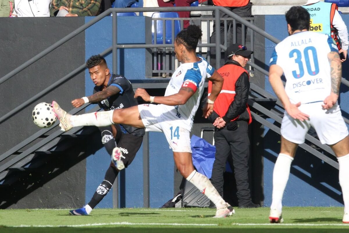 José 'choclo' Quintero bloqueda un remate de Arón Rodríguez, de IDV. Foto: API