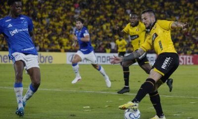 Darío Benedetto y Johnny Quiñónez de Barcelona SC, en el juego ante Cruzeiro. Foto: API