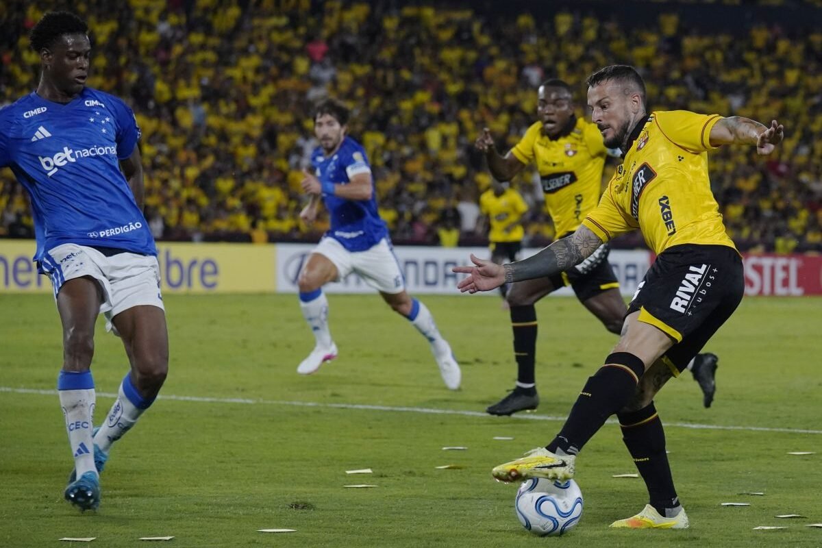 Darío Benedetto y Johnny Quiñónez de Barcelona SC, en el juego ante Cruzeiro. Foto: API