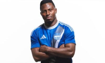 Pedro Ortiz posa con la nueva camiseta del bombillo. Foto: CS Emelec