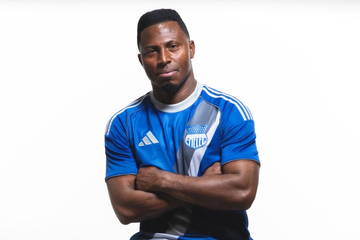 Pedro Ortiz posa con la nueva camiseta del bombillo. Foto: CS Emelec