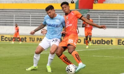 Mauro Alonso (U. Católica) disputa el balón en el partido ante Libertad FC. Foto: API