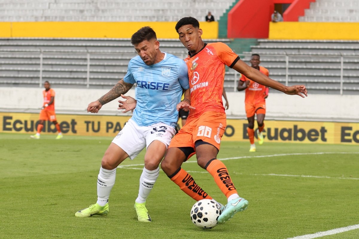 Mauro Alonso (U. Católica) disputa el balón en el partido ante Libertad FC. Foto: API
