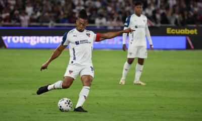 José Quintero juega con Liga de Quito el partido ante Barcelona SC. Foto: API