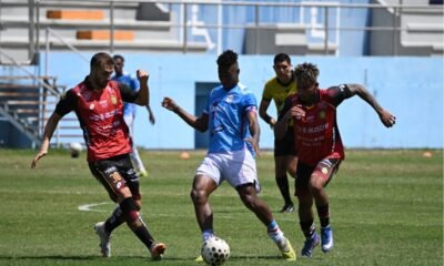 Mateo Ortiz (Manta FC) disputa el balón ante Mosquera y Maccari (Dep. Cuenca). Foto: API