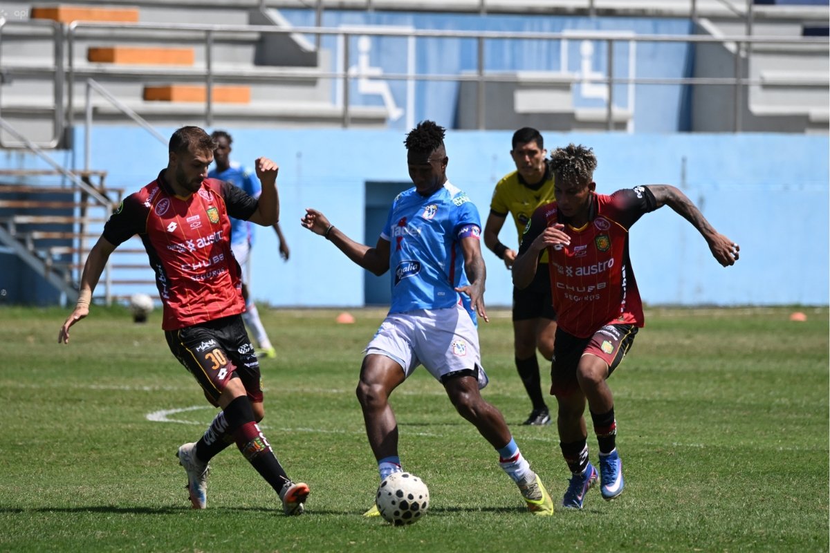 Mateo Ortiz (Manta FC) disputa el balón ante Mosquera y Maccari (Dep. Cuenca). Foto: API