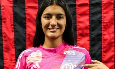 Doménica Palacios posa con la camiseta del Flamengo tras firmar el contrato. Foto: Flamengo Femenino