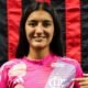 Doménica Palacios posa con la camiseta del Flamengo tras firmar el contrato. Foto: Flamengo Femenino