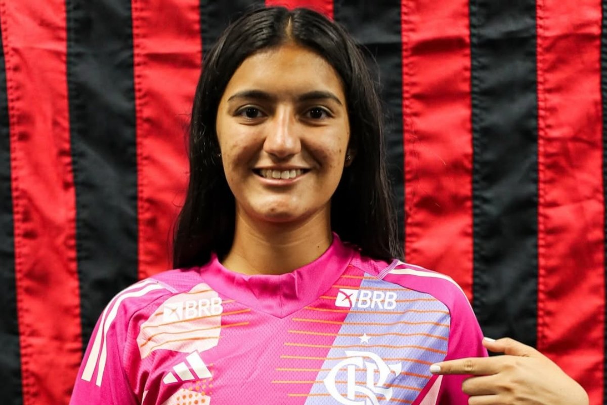 Doménica Palacios posa con la camiseta del Flamengo tras firmar el contrato. Foto: Flamengo Femenino