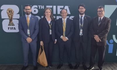 Desde la izq.: Selim Doumet, María Sol Muñoz, Francisco Egas, Nicolás Solines y Amílcar Mantilla estuvieron en representación de Ecuador en el Congreso de la FIFA. Foto: FEF