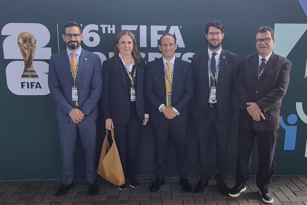 Desde la izq.: Selim Doumet, María Sol Muñoz, Francisco Egas, Nicolás Solines y Amílcar Mantilla estuvieron en representación de Ecuador en el Congreso de la FIFA. Foto: FEF