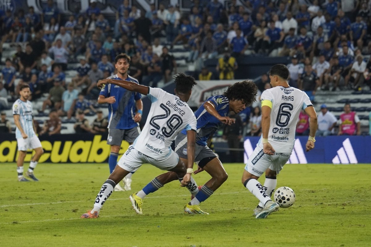 Guayaquil City vence a Emelec, con doblete de Damian Díaz