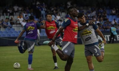 Los jugadores de Emelec, en el estadio Capwell, este 4 de abril de 2026.Foto: API