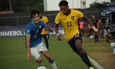 Johan Martínez (Ecuador) disputa el balón ante Leonardo Cerci (Brasil). Foto: La Tri