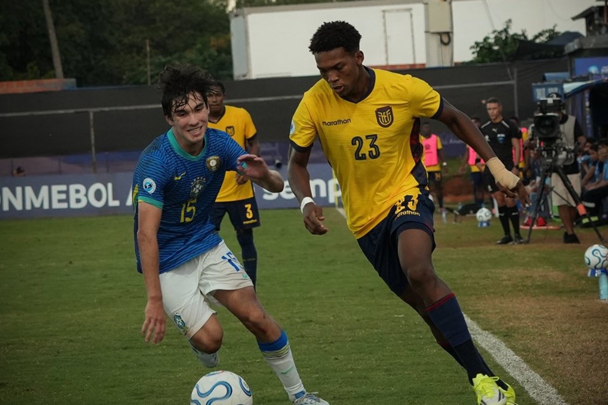 Johan Martínez (Ecuador) disputa el balón ante Leonardo Cerci (Brasil). Foto: La Tri