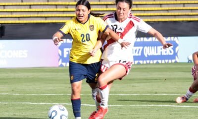Mary Guerra (Ecuador) disputa el balón ante Grace Cagnina (Perú). Foto: API