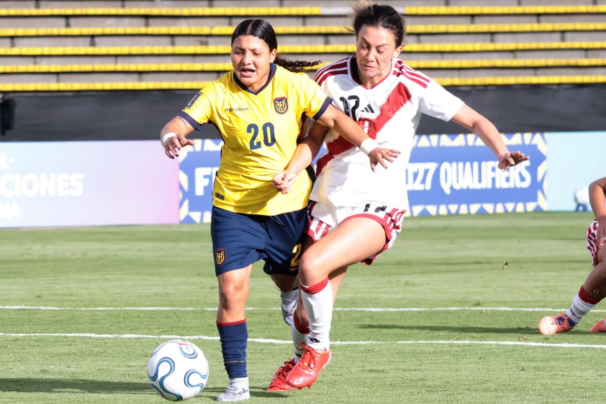 Mary Guerra (Ecuador) disputa el balón ante Grace Cagnina (Perú). Foto: API