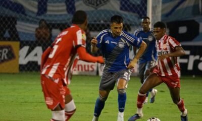 Aníbal Leguizamón se enfrenta a los jugadores de Técnico Universitario. Foto: API