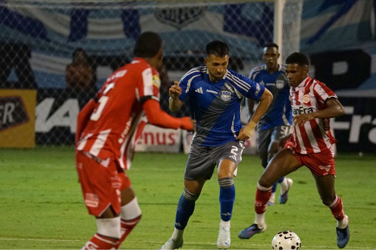 Aníbal Leguizamón se enfrenta a los jugadores de Técnico Universitario. Foto: API