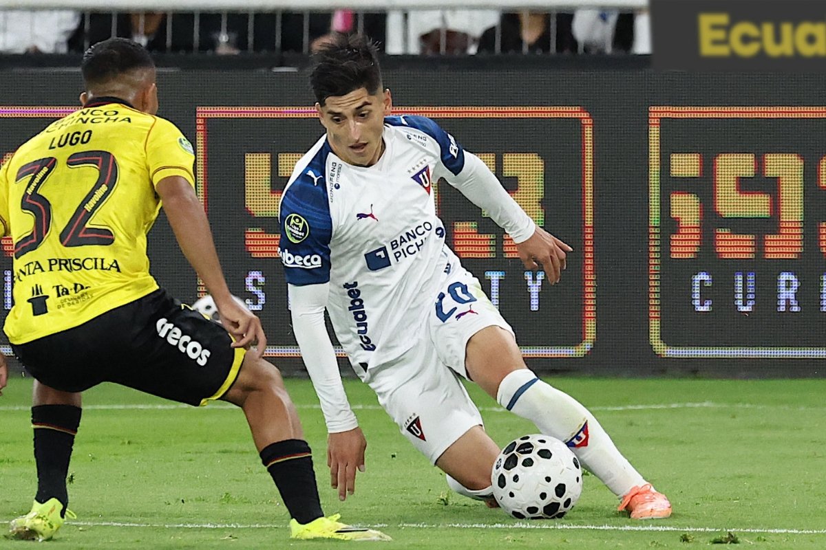 Fernando Cornejo disputa el balón en el duelo ante Barcelona SC. Foto: API.