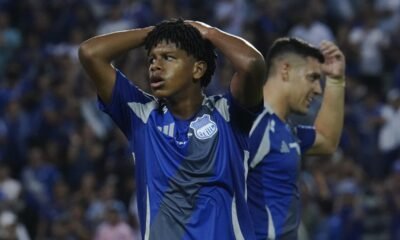 Luis Fragozo disputa la LigaPro con Emelec ante IDV. Foto: API