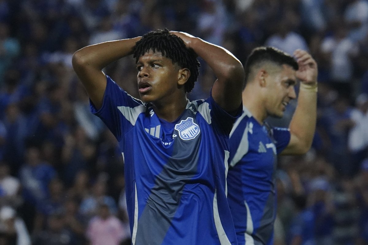 Luis Fragozo disputa la LigaPro con Emelec ante IDV. Foto: API