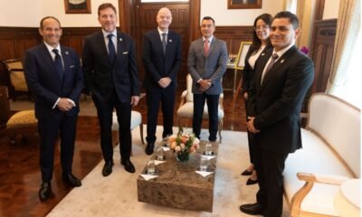 Gianni Infantino, con Daniel Noboa, Presidente de Ecuador, Francisco Egas, de FEF, Alejandro Domínguez, de Connebol. y Roberto Ibáñez, viceministro del Deporte.
