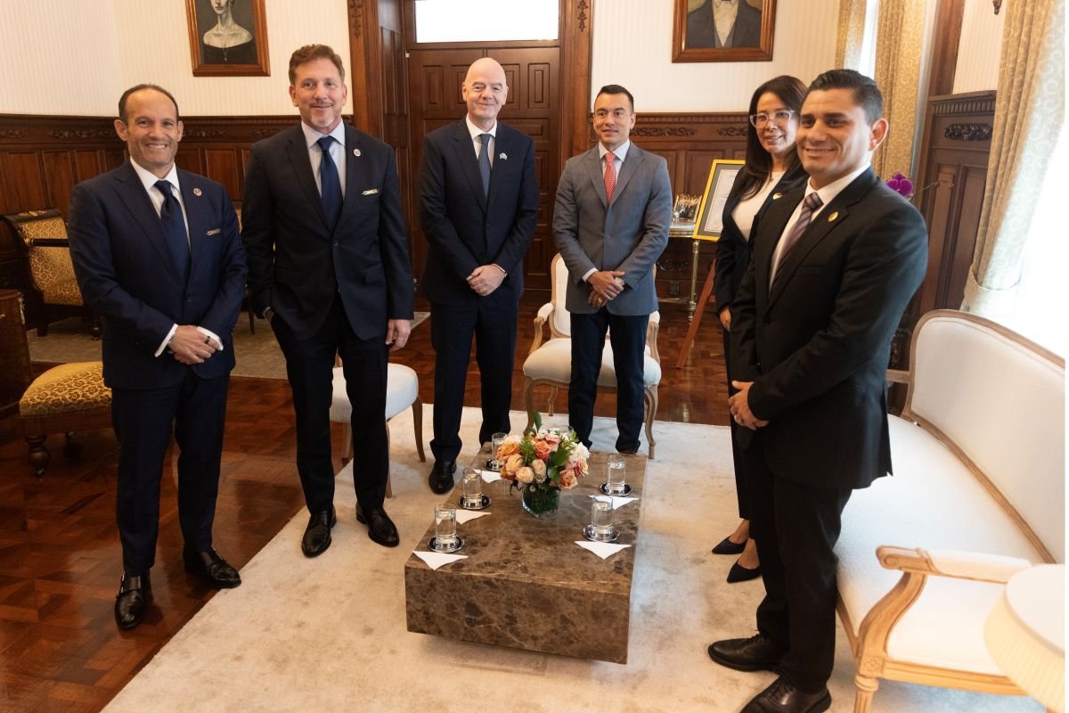 Gianni Infantino, con Daniel Noboa, Presidente de Ecuador, Francisco Egas, de FEF, Alejandro Domínguez, de Connebol. y Roberto Ibáñez, viceministro del Deporte.