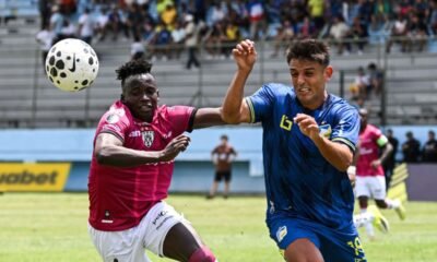 Juan Cavallaro, de Delfín, disputa el balón con Jhon Espinoza, de Independiente del Valle. Foto: API