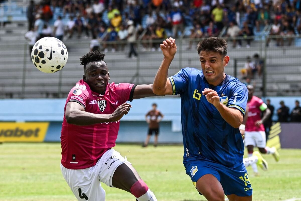Juan Cavallaro, de Delfín, disputa el balón con Jhon Espinoza, de Independiente del Valle. Foto: API