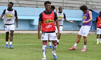 La plantilla de IDV realiza el calentamiento previo al partido con Delfín SC. Foto: API