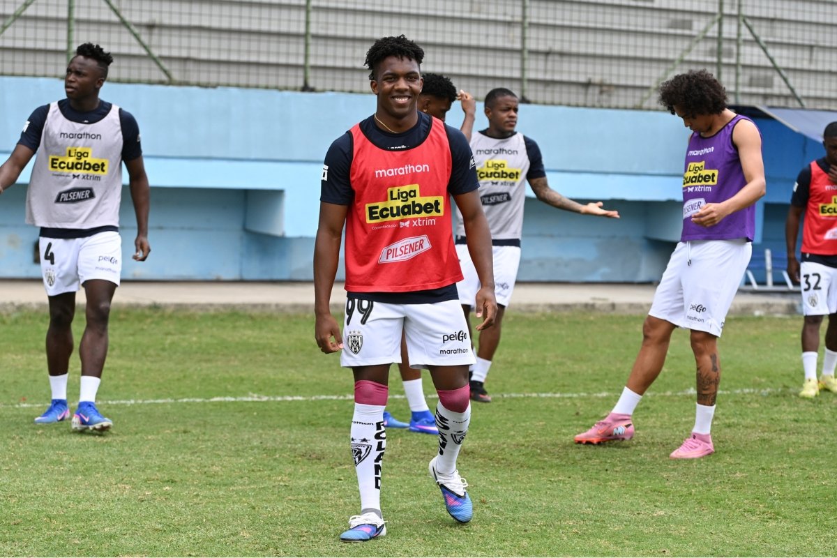 La plantilla de IDV realiza el calentamiento previo al partido con Delfín SC. Foto: API