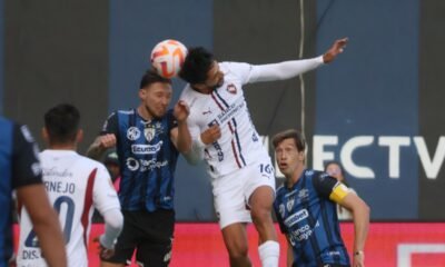 Mateo Carabajal (IDV) y Jeison Medina (LDU) disputan la LigaPro la temporada anterior. Foto: API