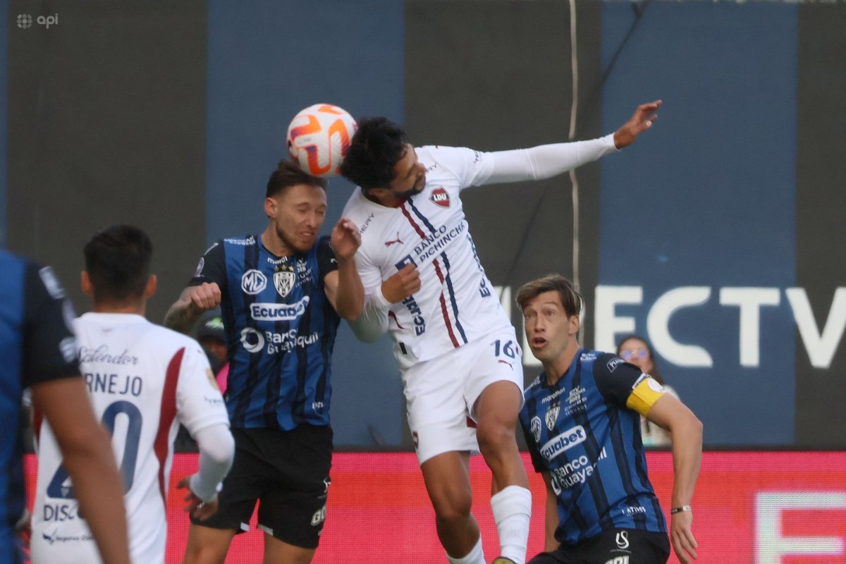 Mateo Carabajal (IDV) y Jeison Medina (LDU) disputan la LigaPro la temporada anterior. Foto: API