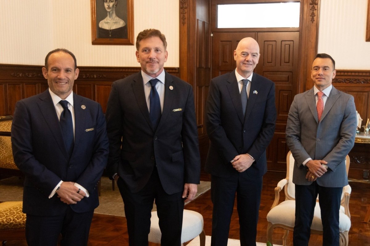 Francisco Egas, Alejandro Domínguez, Gianni Infantino y Daniel Noboa presentes en Carondelet. Foto: Alejandro Domínguez.