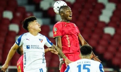 Jesús Pretell, de Liga de Quito, con Snayder Porozo, de Aucas, el 22 de abril. Foto: API