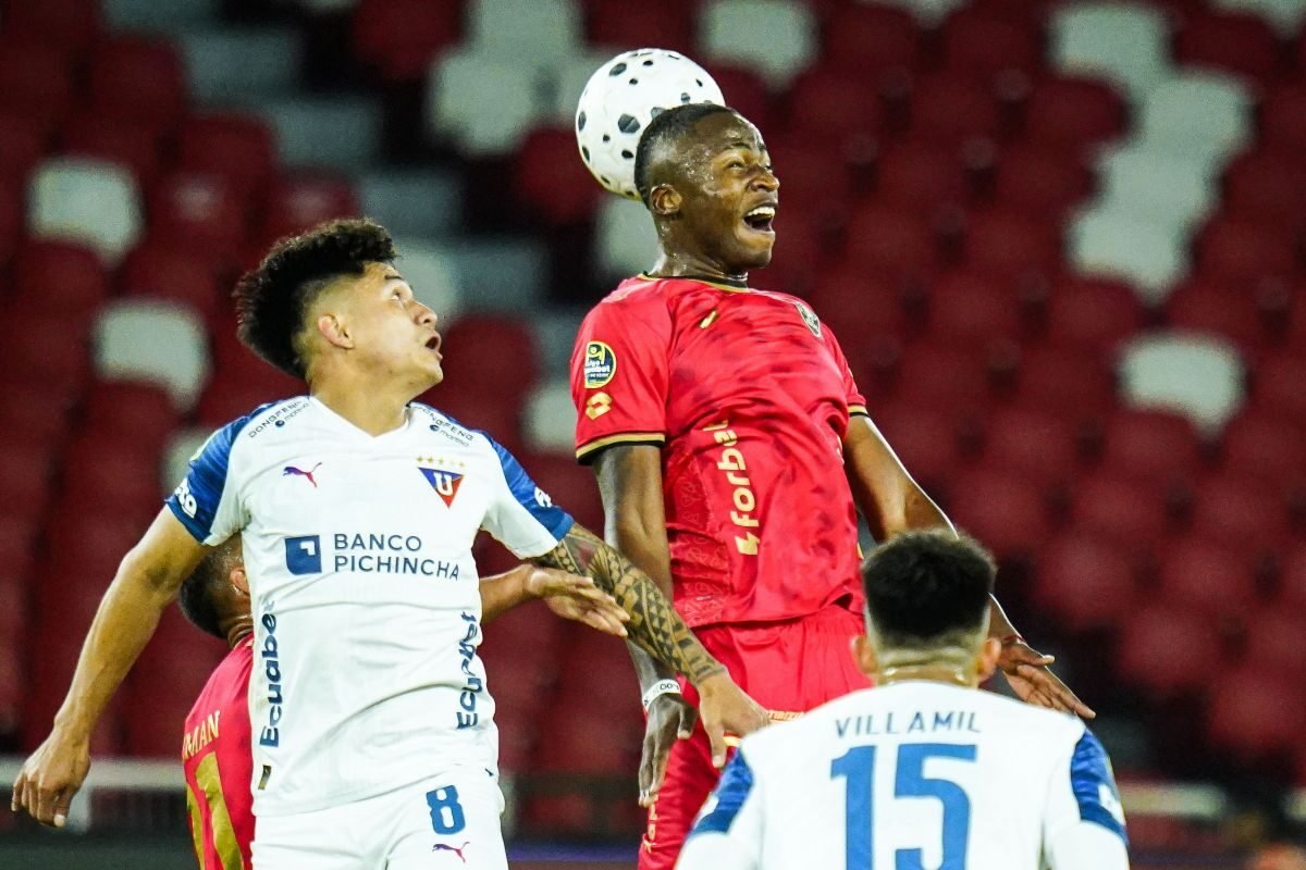 Jesús Pretell, de Liga de Quito, con Snayder Porozo, de Aucas, el 22 de abril. Foto: API