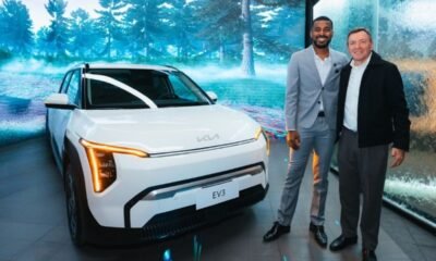 Fricson Erazo con José Antonio Errazuriz, gerente general de la marca. Foto: KIA Ecuador