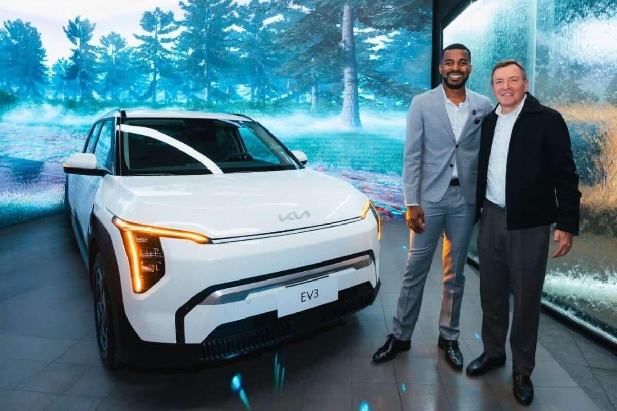 Fricson Erazo con José Antonio Errazuriz, gerente general de la marca. Foto: KIA Ecuador