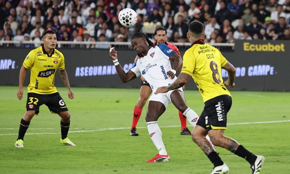 Ricardo Adé, de Liga de Quito, disputa el balón con Milton Celiz y Matías Lugo, de Barcelona SC, el 3 de abril, en el Rodrigo Paz. Foto: API