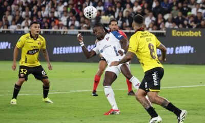 Ricardo Adé, de Liga de Quito, disputa el balón con Milton Celiz y Matías Lugo, de Barcelona SC, el 3 de abril, en el Rodrigo Paz. Foto: API