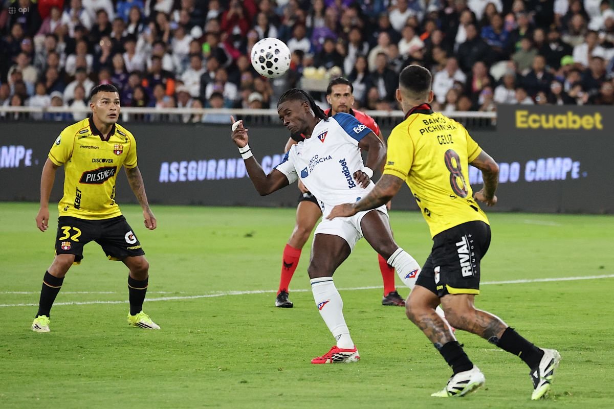 Ricardo Adé, de Liga de Quito, disputa el balón con Milton Celiz y Matías Lugo, de Barcelona SC, el 3 de abril, en el Rodrigo Paz. Foto: API