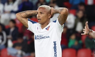 Deyverson se toma la cabeza en un partido ante Manta FC. Foto: API