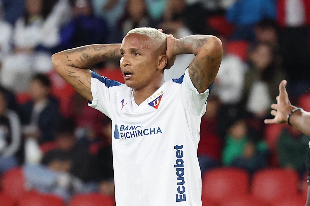 Deyverson se toma la cabeza en un partido ante Manta FC. Foto: API