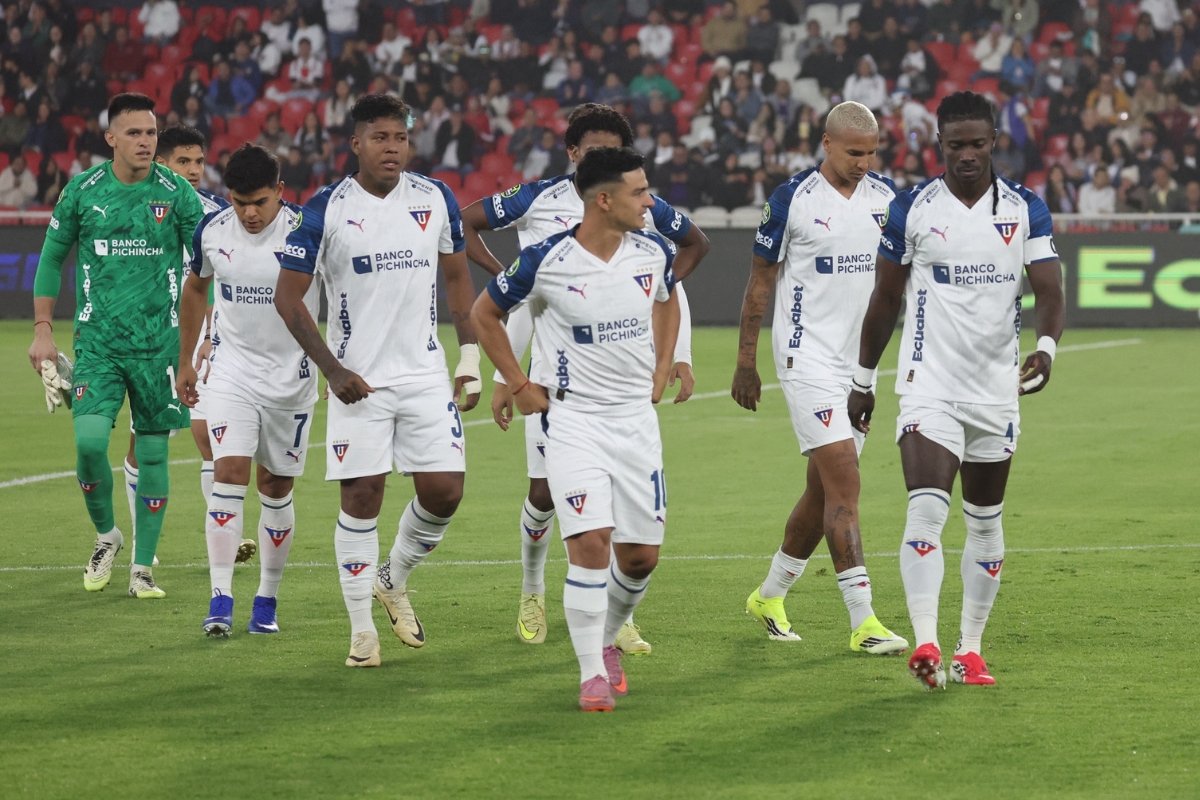 La plantila de Liga de Quito se retira de la cancha frente a Manta FC. Foto: API