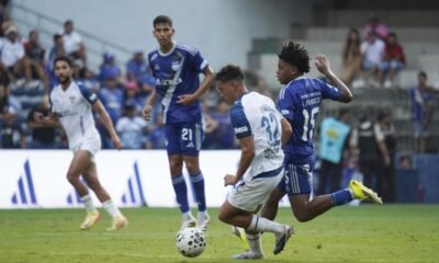 Luis Fragozo, de Emelec, ante jugadores de Liga de Quito. Foto: API