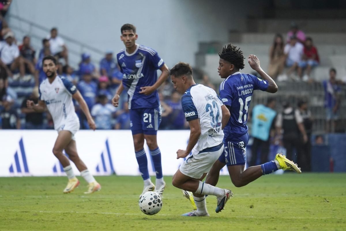 Luis Fragozo, de Emelec, ante jugadores de Liga de Quito. Foto: API