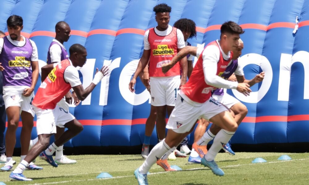 La plantilla de Liga de Quito realiza el calentamiento en la previa ante Macará. Foto: API